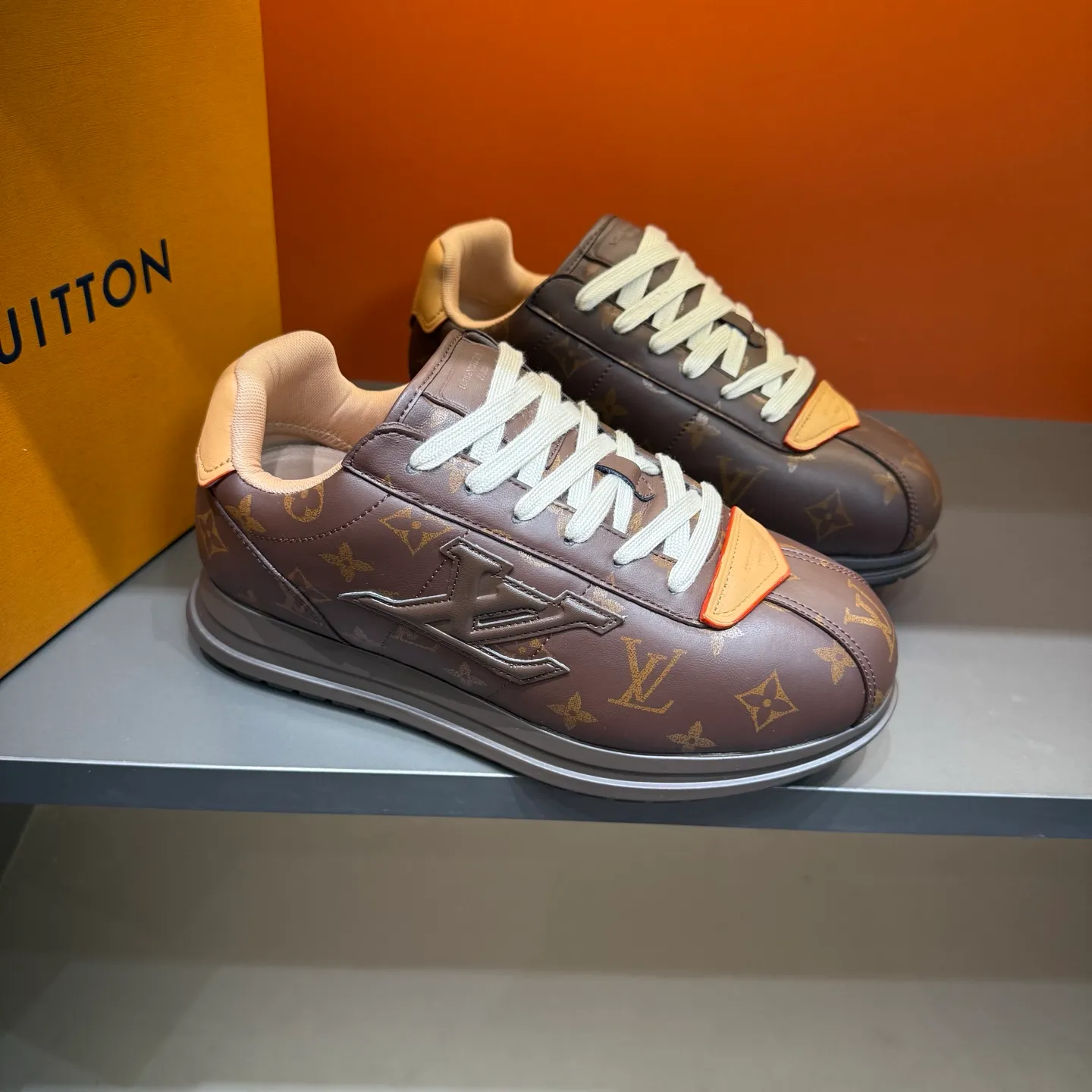 P540 Size 38-45 LV 🫏The colorful interpretation of BUTTERSOFT sneakers combines sheepskin, The colorful interpretation of LV BUTTERSOFT sneakers combines sheepskin and calfskin, bringing a super soft feel. Designed by Pharrell Williams, this '60s-inspired shoe features a padded upper that's been crafted by Louis Vuitton craftsmen to further enhance the comfort of the leather. In addition to the LV initials, it features multiple signatures, including natural leather trim and an embossed pattern of Pharrell Williams and lobster on the side, referencing the Fall/Winter 2025 men’s show. A must-have artifact for fashionistas✅
